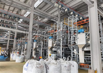 化工顆粒智能?chē)嵈鸢到y(tǒng) 全自動(dòng)噸包破包機(jī)現(xiàn)場(chǎng)