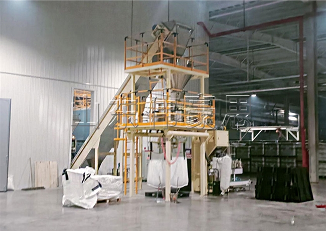 玻璃纖維噸袋自動(dòng)包裝機(jī) 自動(dòng)噸包包裝機(jī)現(xiàn)場