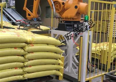 飼料自動碼垛機 袋料機器人碼垛設(shè)備工作現(xiàn)場