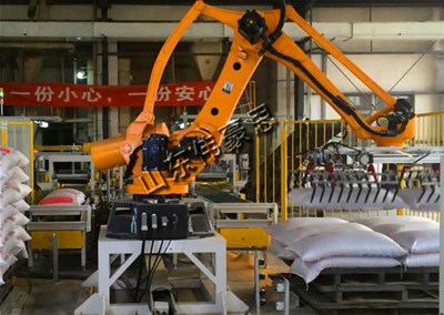 磷肥袋料碼垛機(jī)械手的優(yōu)勢(shì)和對(duì)企業(yè)的幫助